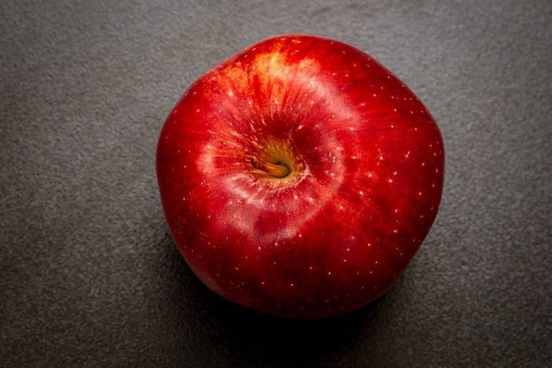Сочное красное яблоко на белом фоне