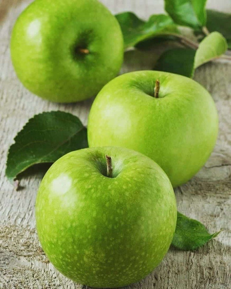 Зеленые яблоки польские