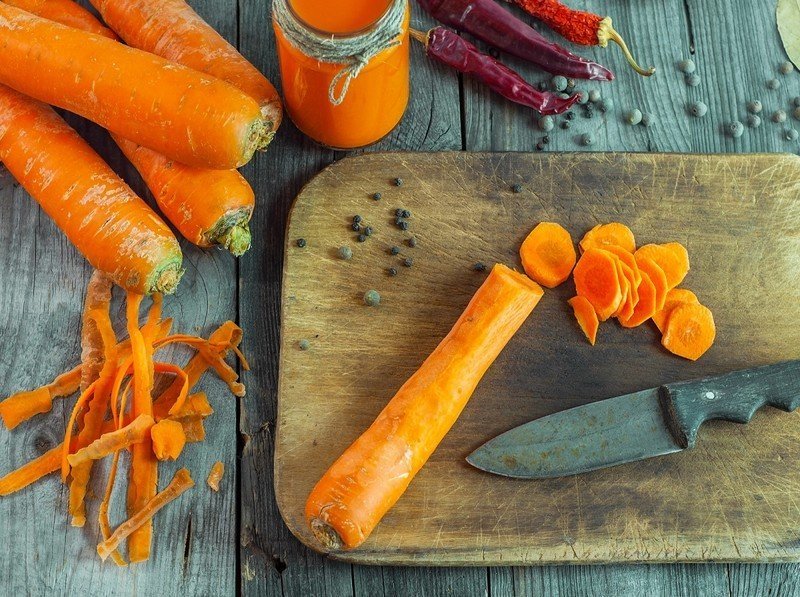 Морковь на разделочной доске