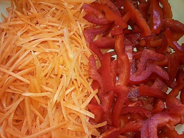 Красный перец слоями с морковкой нарезанной по корейски на зиму