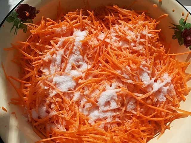 Салат из моркови с томатной пастой