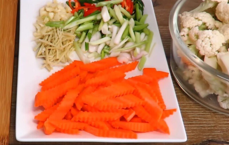 Салат из цветной капусты по-корейски с болгарским перцем