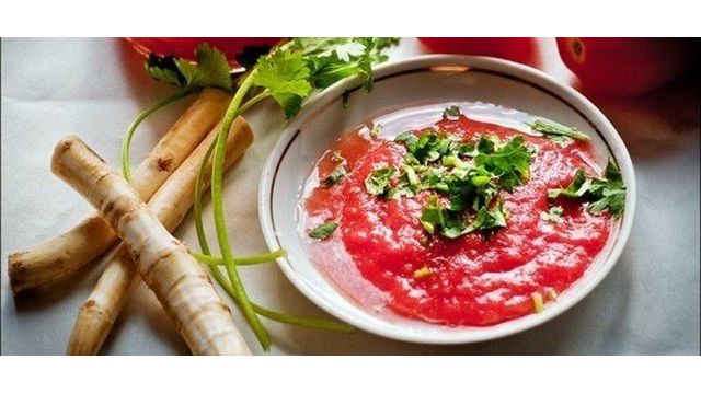Хреновина с помидорами — пикантная, вкусная и очень жгучая приправа