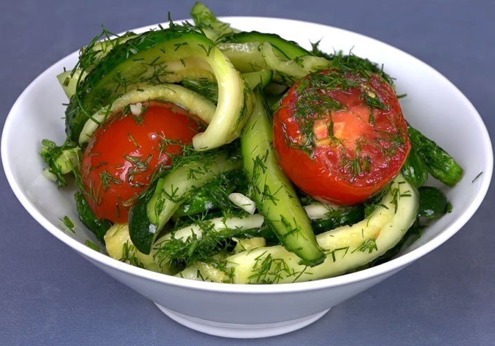 Салат из кабачка огурца и помидора