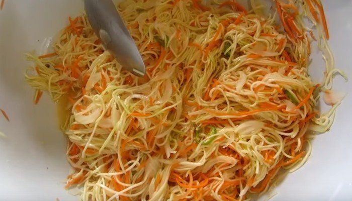 Салат с фунчозой и корейской морковью и курицей