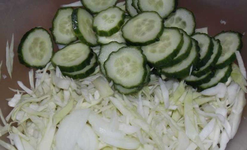 Салат по корейски из огурцов и капусты на зиму