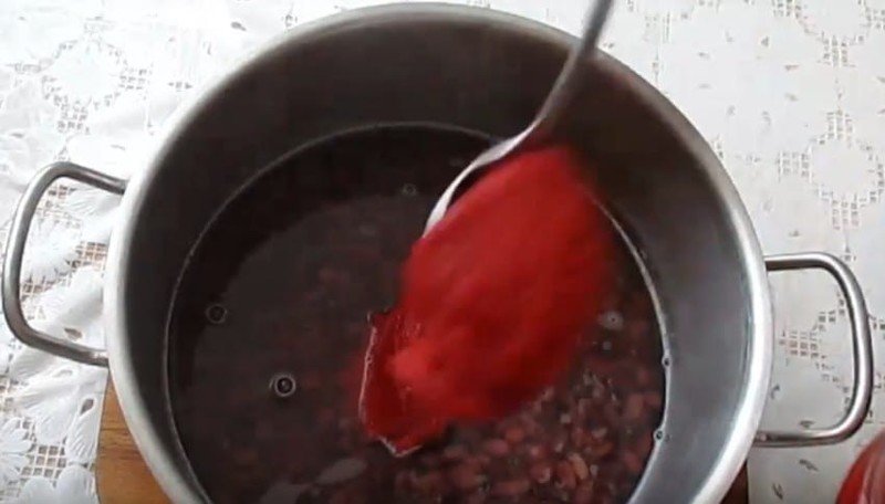 Добавлять в кастрюлю при варке или в каждую банку томатного соуса