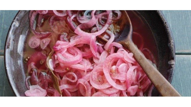 Как замариновать лук в уксусе — быстрые рецепты приготовления маринада с обычным, яблочным и винным уксусом