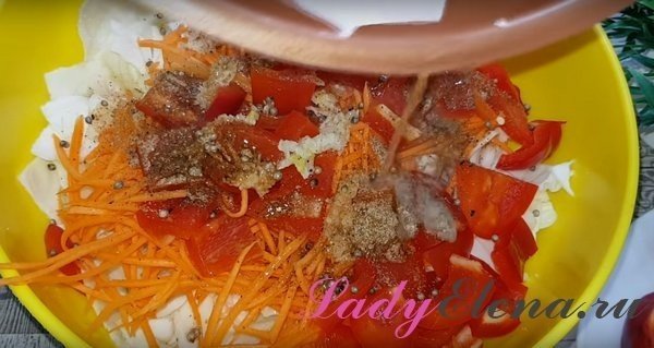 Салат из древесных грибов с морковью и луком по-корейски