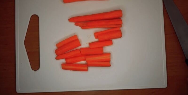 Нарезать морковь для плова ножом