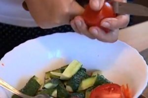 Нарезка овощей на салат летний