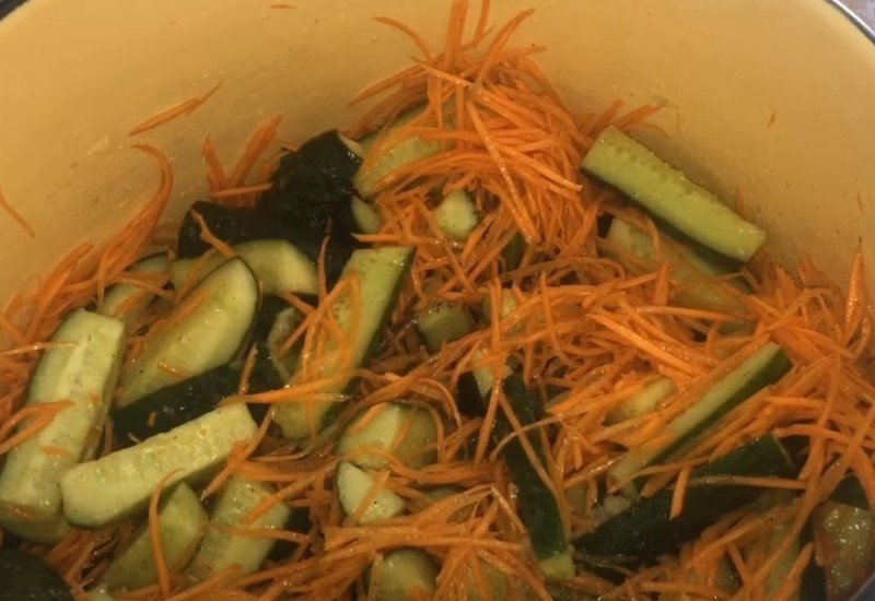 Огурцы по-корейски с морковью и приправой для корейской