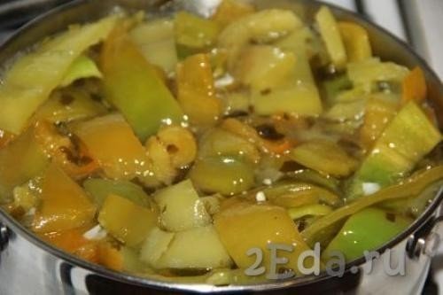 Овощное рагу с кабачками и яйцом на сковороде