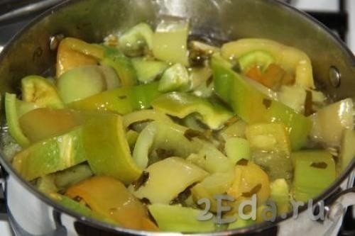 Рагу из овощей с курицей в кастрюле кабачками и картошкой капустой