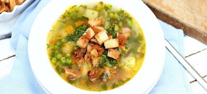 Суп с зелёным горошком и копченостями