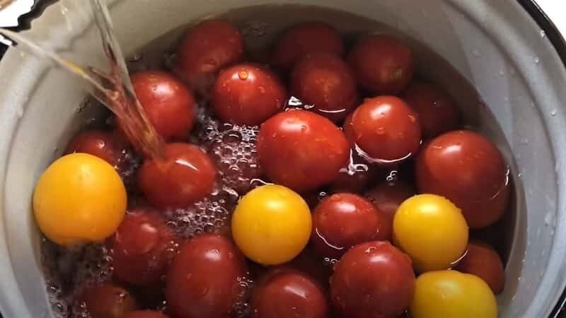 Посолить помидоры холодным способом в кастрюле