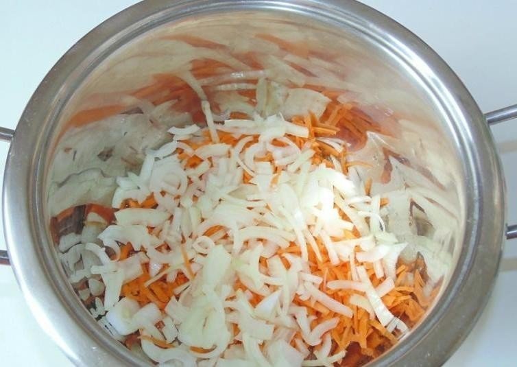 Булгур с луком и морковью на сковороде