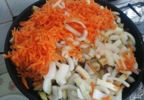 Салат с дайконом и морковью и жареным луком