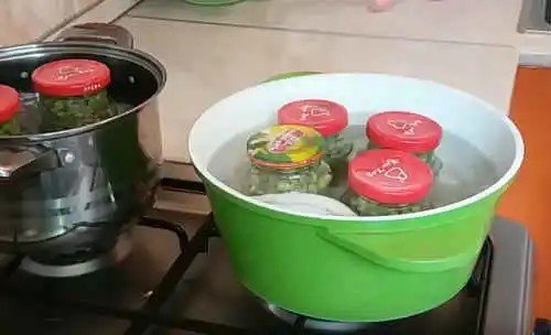 Стерилизация банок с салатом в кастрюле с водой