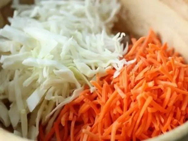 Салат по корейски смешанный с морковью с капустой и подушкой