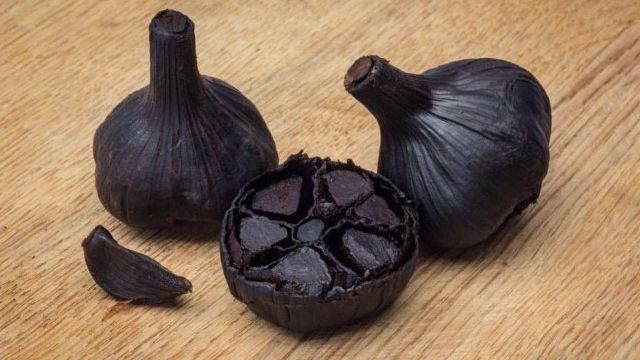 Черный чеснок – мощный усилитель вкуса, без химии. Приготовить его достаточно просто и дома, хотя процесс требует времени